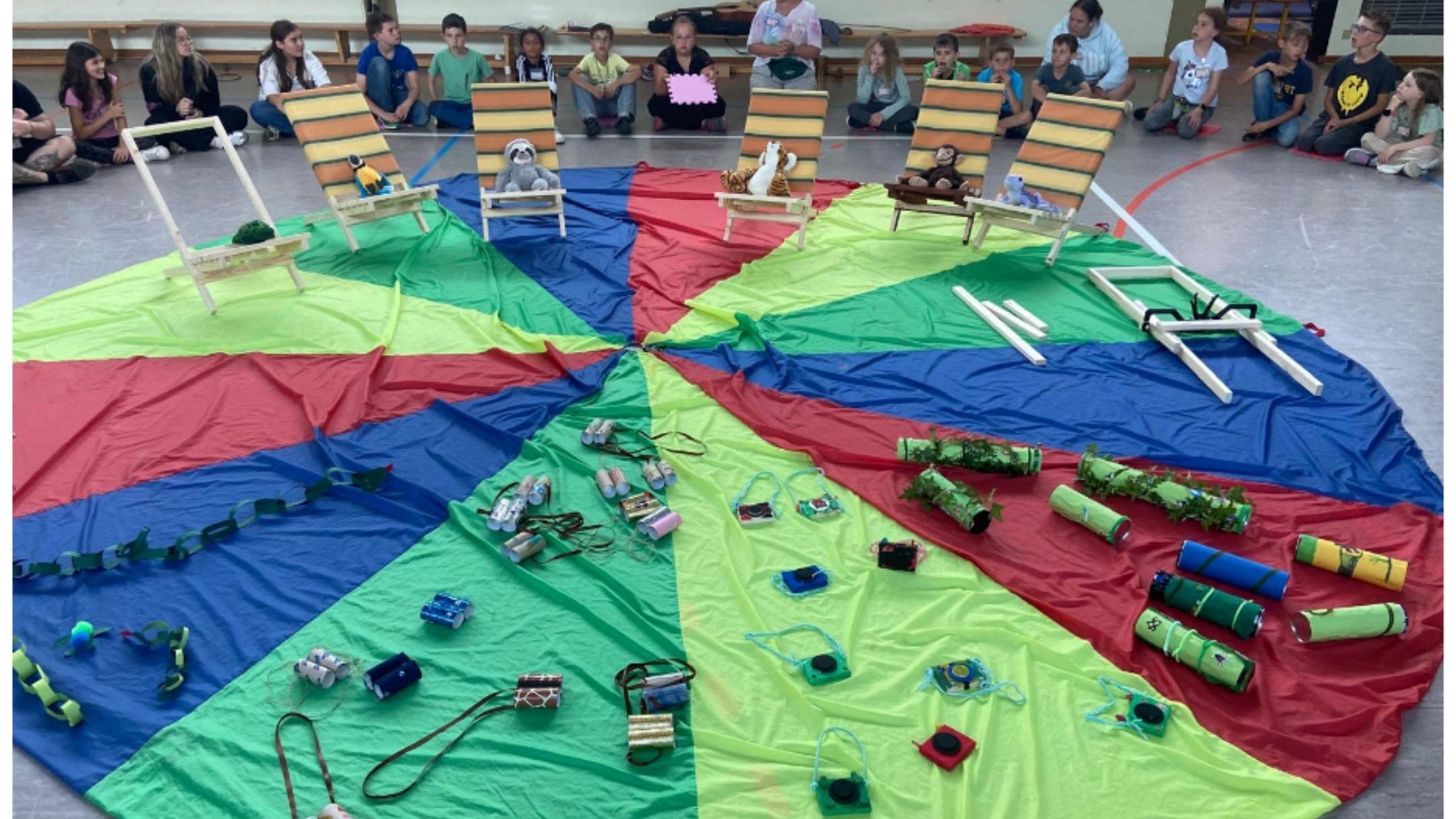 buntes, rundes Tuch mit Stoff