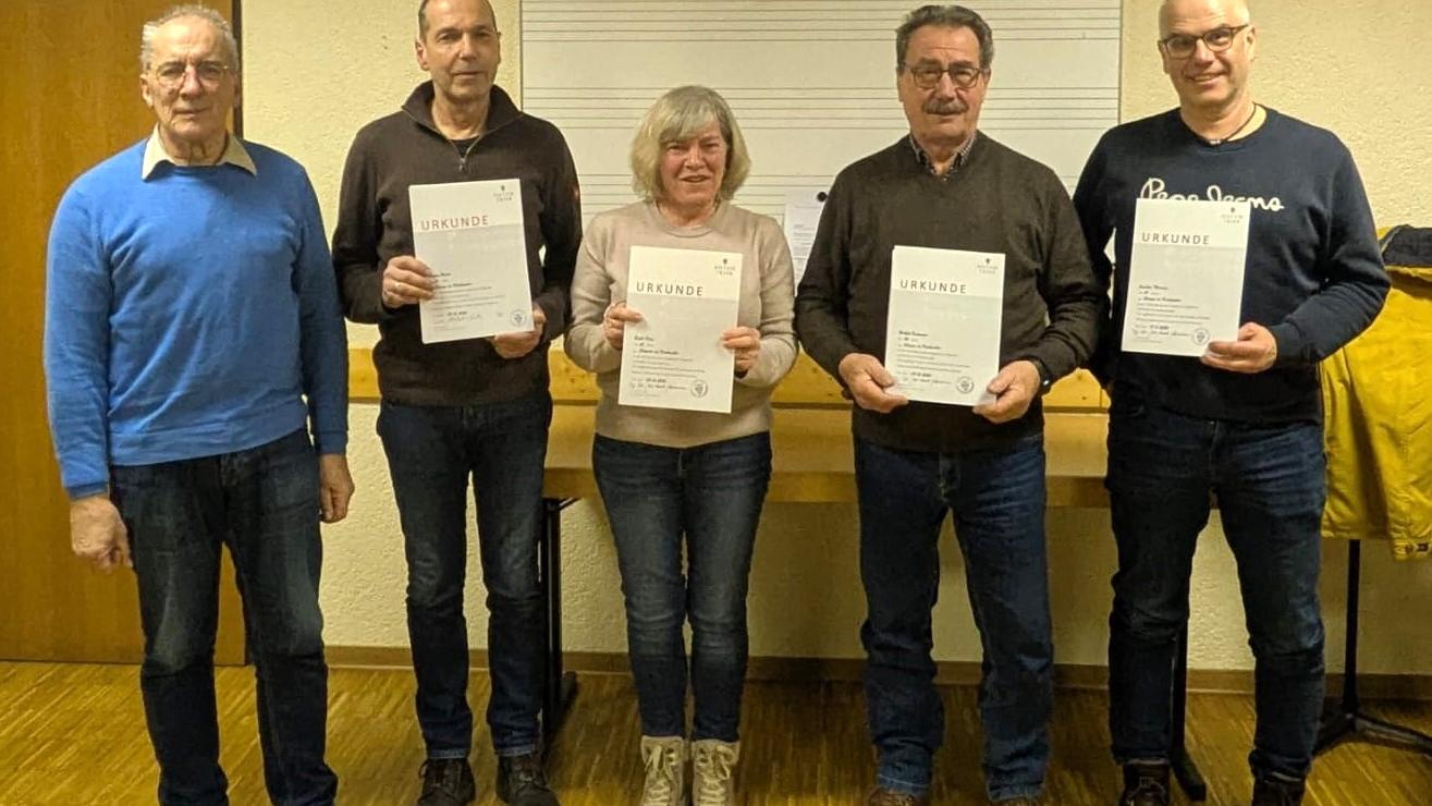 Bild mit Personen die eine Urkunde hochhalten