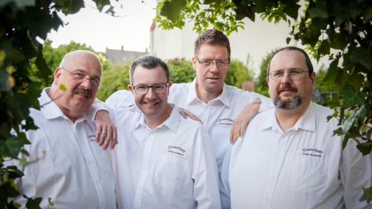 Bild mit vier Männern in weißem Hemd